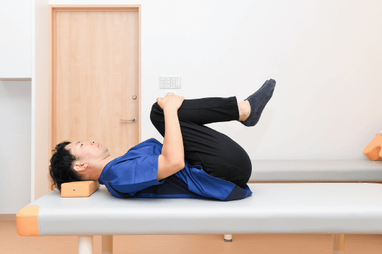 腰背筋のストレッチで腰を伸ばした様子